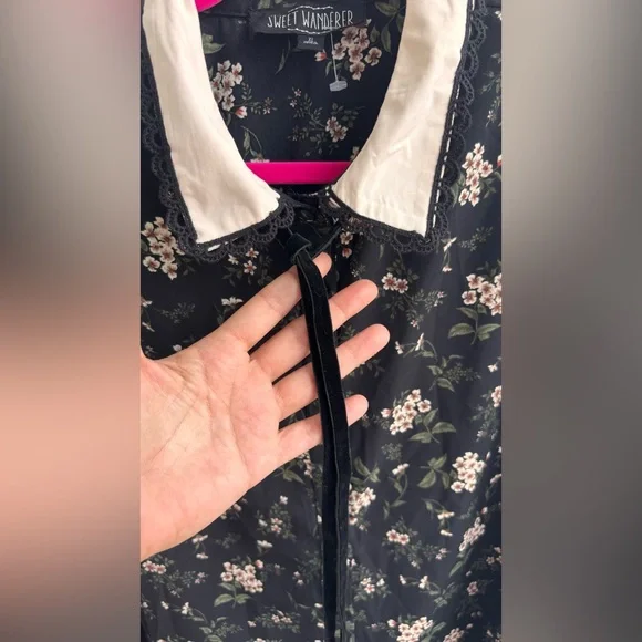 Sweet Wanderer Black Floral Blouse with Cream Collar - Picture 3 of 4